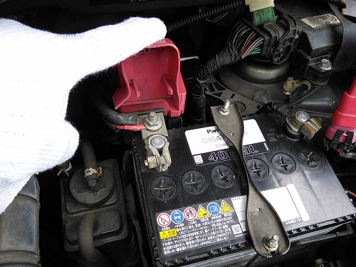 バッテリー上がりで他のクルマから電気を分けてもらうバッテリージャンピングのやり方 ブースターケーブルの繋げ方 車屋さんの自動車情報blog