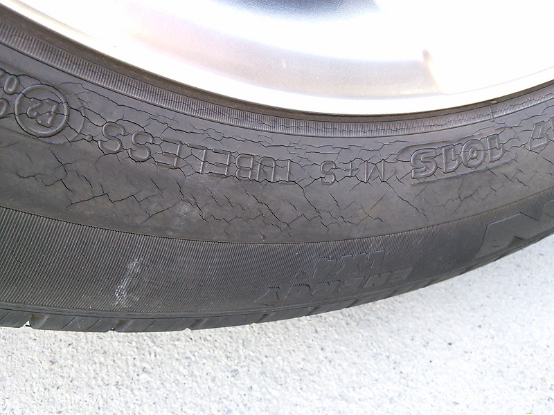 タイヤのひび割れや亀裂 車検に通る基準や限度は 酷いものは 車屋さんの自動車情報blog
