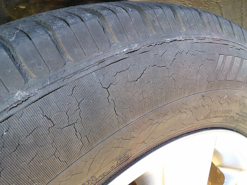 タイヤのひび割れや亀裂 車検に通る基準や限度は 酷いものは 車屋さんの自動車情報blog