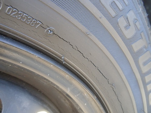 タイヤのひび割れ 亀裂 車検は通る 通らない 車屋さんの自動車情報blog